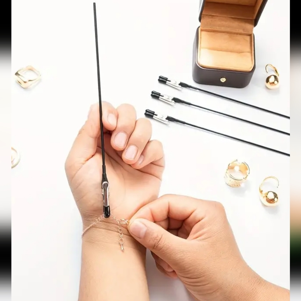 Bracelet helper Helps put a bracelet with a clasp on